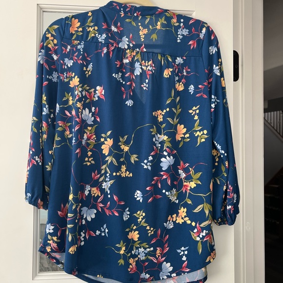 Fun 3/4 flowered top - Picture 2 of 2